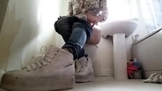 Crossdresser in tight Jeans and Sneakers